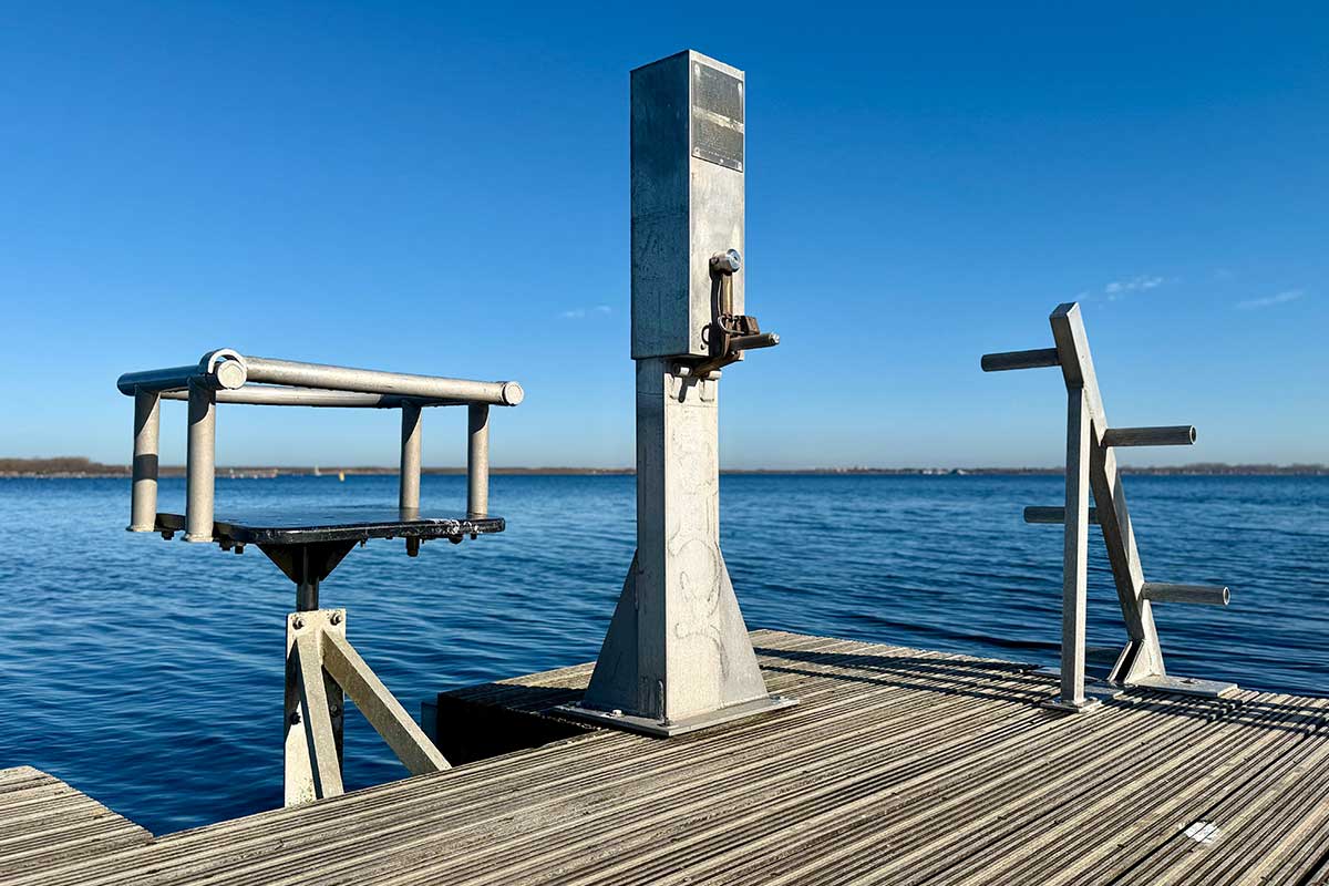 Toegankelijk duikplatform met stoeltjeslift bij het Koepeltje in het Grevelingenmeer